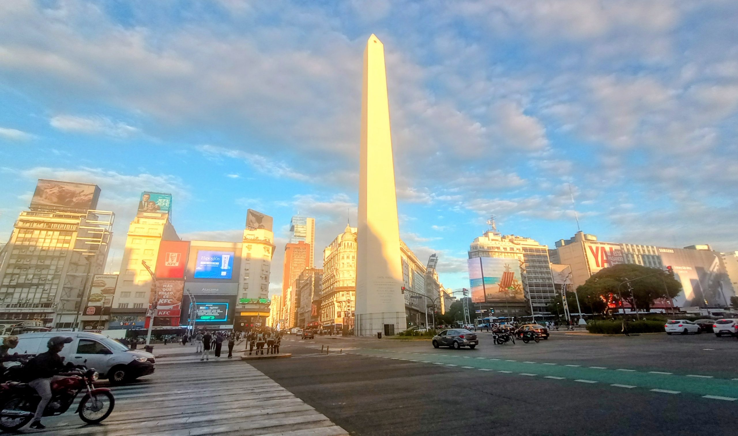 El Obelisco de Buenos Aires al atardecer sobre la avenida 9 de Julio
